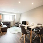 Urban Living\'S The Hopkins, Beautiful City Apartment With Private Parking